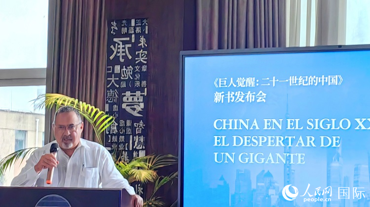 羅德里格斯博士現(xiàn)場(chǎng)介紹著作。吳志華攝