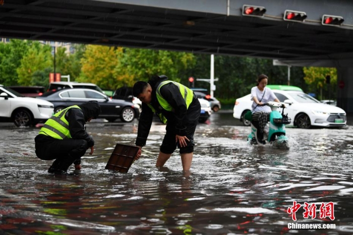7月30日，河北省持續(xù)發(fā)布暴雨紅色預(yù)警信號(hào)。受今年第5號(hào)臺(tái)風(fēng)“杜蘇芮”殘余環(huán)流影響，7月28日以來，地處華北地區(qū)的河北省大部出現(xiàn)降雨。30日17時(shí)，該省氣象臺(tái)發(fā)布當(dāng)日第三次暴雨紅色預(yù)警信號(hào)。石家莊市城區(qū)不少區(qū)域積水嚴(yán)重，城管、環(huán)衛(wèi)、園林、市政等部門緊急出動(dòng)，聯(lián)合疏堵保暢，筑牢防汛安全屏障。圖為石家莊裕華區(qū)城管局防汛隊(duì)員對(duì)沿街收水井進(jìn)行雜物清理，以保證排水暢通。翟羽佳 攝