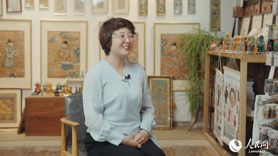 圖為瓷器修復(fù)藝術(shù)家王京。人民網(wǎng)記者 張若涵攝