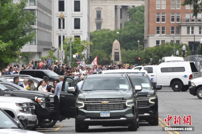 圖為特朗普出庭期間，其車隊和工作人員在聯(lián)邦法院外等待。<a target='_blank' href='/'><p  align=