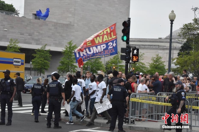 圖為眾多特朗普支持者和反對者聚集在聯(lián)邦法院周圍。<a target='_blank' href='/'><p  align=