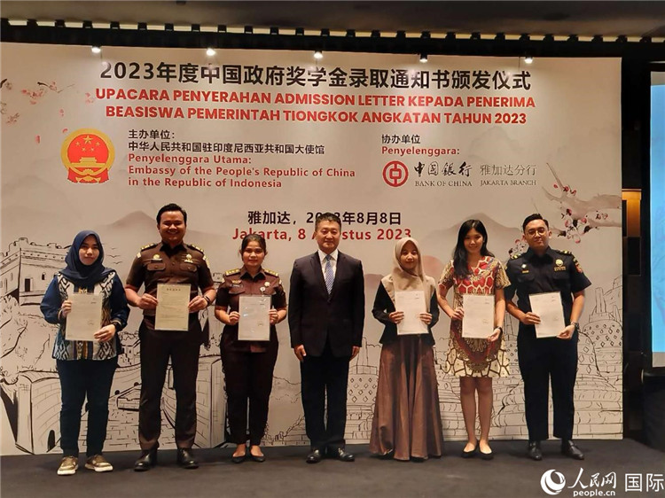 陸慷大使與獲得中國政府獎學(xué)金的印尼學(xué)子合影。 人民網(wǎng)記者 李培松攝