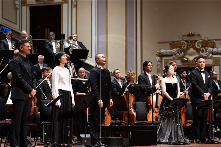 圖片說(shuō)明： 8月5日，2023愛(ài)丁堡國(guó)際藝術(shù)節(jié)開(kāi)幕式音樂(lè)會(huì)《慈悲頌》的演出現(xiàn)場(chǎng)。照片由藝術(shù)節(jié)組委會(huì)提供