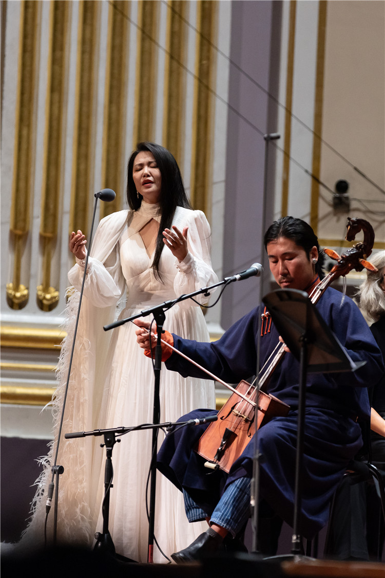 圖片說(shuō)明： 8月5日，2023愛(ài)丁堡國(guó)際藝術(shù)節(jié)開(kāi)幕式音樂(lè)會(huì)《慈悲頌》的演出現(xiàn)場(chǎng)。藝術(shù)節(jié)組委會(huì)供圖