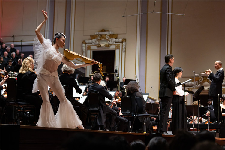 圖8月5日，2023愛(ài)丁堡國(guó)際藝術(shù)節(jié)開(kāi)幕式音樂(lè)會(huì)《慈悲頌》的演出現(xiàn)場(chǎng)。藝術(shù)節(jié)組委會(huì)供圖