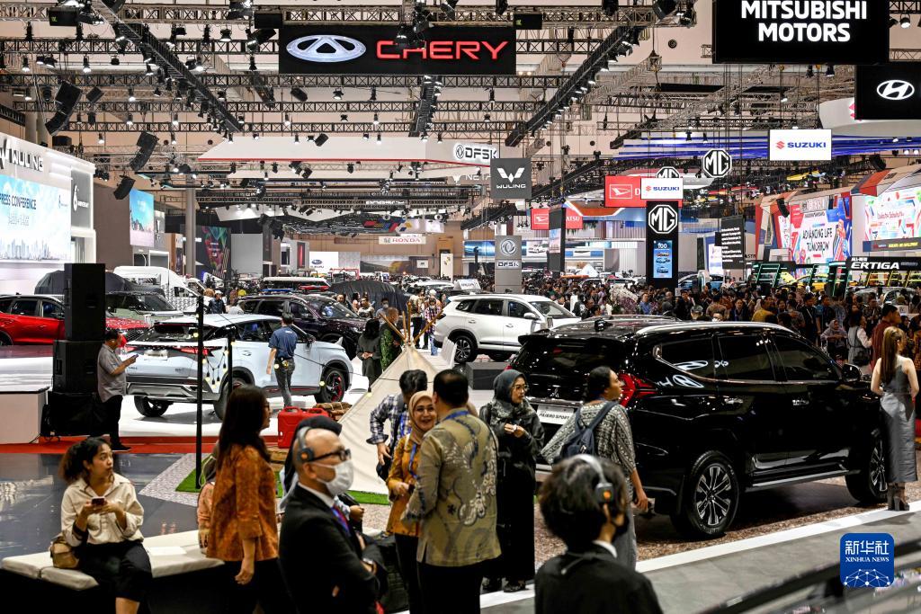 8月10日，在印度尼西亞萬(wàn)丹省唐格朗的印尼會(huì)展中心，人們?cè)?023年印尼國(guó)際汽車展上參觀。新華社發(fā)（阿貢攝）