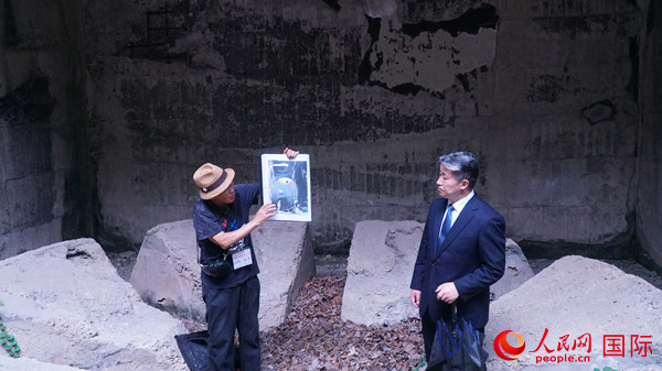 毒氣島歷史研究所事務(wù)局長(zhǎng)山內(nèi)正之在毒氣儲(chǔ)存遺址為大家介紹日軍發(fā)動(dòng)毒氣戰(zhàn)的罪證。人民網(wǎng) 蔣曉辰攝