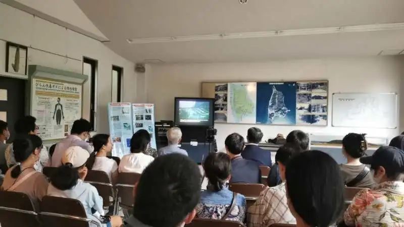 觀看日軍發(fā)動(dòng)毒氣戰(zhàn)的影像資料。中國(guó)駐大阪總領(lǐng)事館供圖