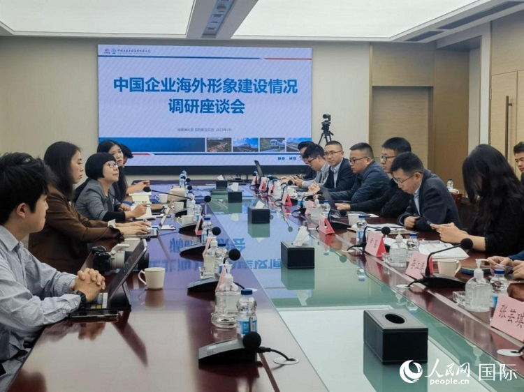 埃塞俄比亞中國(guó)商會(huì)企業(yè)代表與人民網(wǎng)記者座談。人民網(wǎng)記者 劉寧攝