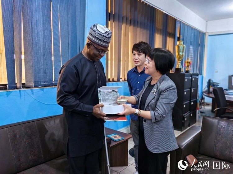 人民網(wǎng)監(jiān)事會(huì)主席唐維紅（右一）帶隊(duì)訪問(wèn)尼日利亞通訊社，與該社總裁布克·龐勒（左一）交流。人民網(wǎng)記者 陳星星攝