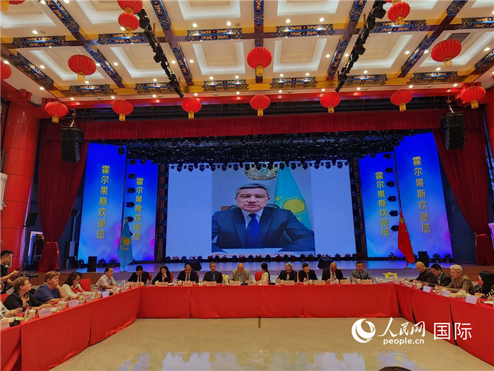 哈外交部駐阿拉木圖副代表拉伊莫夫視頻致辭。人民網(wǎng)記者 李強攝