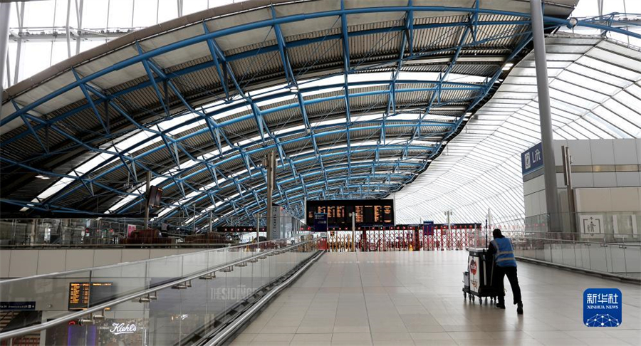 9月1日，一名工作人員在英國(guó)倫敦滑鐵盧火車(chē)站內(nèi)行走。因在收入、工作條件等方面與鐵路運(yùn)營(yíng)企業(yè)存在分歧，英國(guó)鐵路員工在9月1日、2日舉行罷工。由于鐵路服務(wù)大幅減少，人們出行面臨不便。新華社記者 李穎 攝