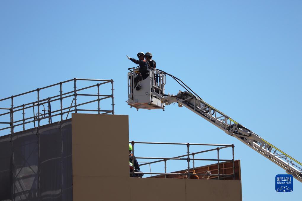 9月1日，在日本神奈川縣相模原市，消防員演練用消防云梯車救下被困高樓的民眾。9月1日是日本防災(zāi)日。當(dāng)天，日本中央政府及多個(gè)都縣市舉行了防災(zāi)演練，以提高大規(guī)模災(zāi)害發(fā)生時(shí)防災(zāi)機(jī)構(gòu)和市民迅速應(yīng)對的能力。新華社記者 楊光 攝