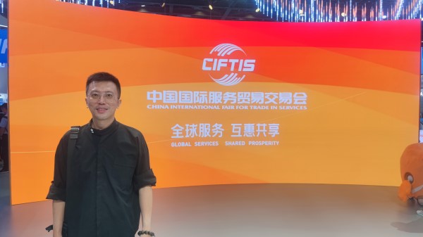 9月2日，梁家僖在國(guó)家會(huì)議中心拍照留念。受訪者供圖