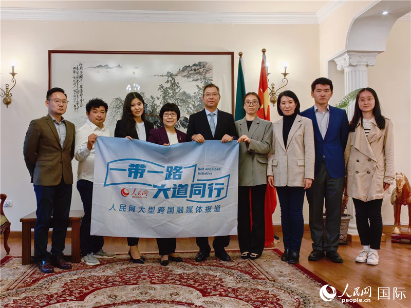 胡長(zhǎng)春大使、駐非盟使團(tuán)工作人員與人民網(wǎng)記者合影。