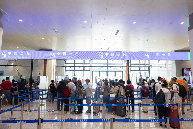 乘坐中老鐵路國際旅客列車的旅客在磨憨邊檢大廳排隊候檢。黃遠(yuǎn)飛 攝