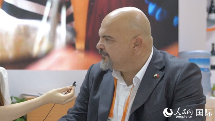 塞浦路斯首席經(jīng)濟(jì)商務(wù)參贊歐陽(yáng)路接受記者采訪。人民網(wǎng) 王禹蘅攝