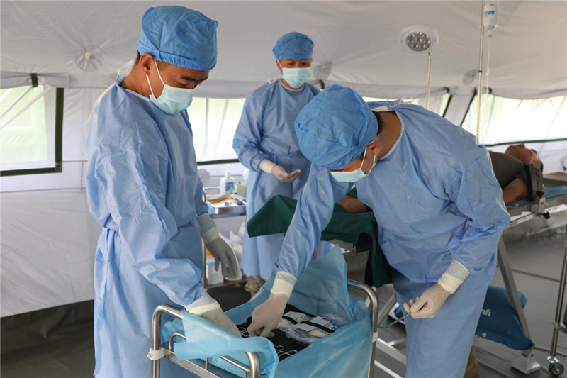 出征前，“純凈家園-2023”多國聯(lián)合掃雷行動中方任務(wù)分隊醫(yī)療組官兵正在進(jìn)行專業(yè)訓(xùn)練。趙文環(huán)攝