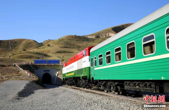 2016年8月24日，塔吉克斯坦“瓦赫達特-亞灣”鐵路通車。這是絲綢之路經(jīng)濟帶框架下首個開工并建成的鐵路項目，具標志性意義。圖為火車進入由中鐵十九局集團有限公司承建的隧道。文龍杰 攝