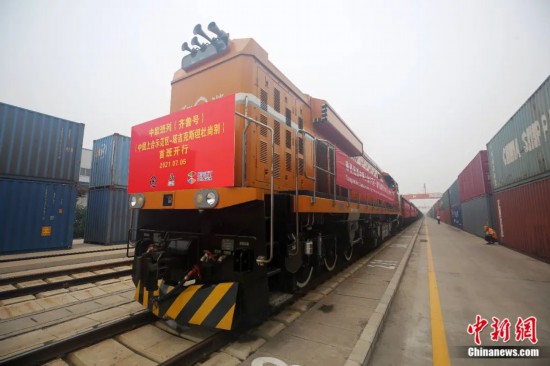 2021年7月5日，中國—上海合作組織地方經(jīng)貿(mào)合作示范區(qū)（簡稱“上合示范區(qū)”）前往塔吉克斯坦首都杜尚別的首班中歐班列（齊魯號）“上合快線”發(fā)出，從上合示范區(qū)青島多式聯(lián)運中心啟程，為中國及日本、韓國等周邊國家和地區(qū)與塔吉克斯坦經(jīng)貿(mào)往來提供了全新的物流解決方案。胡耀杰 攝