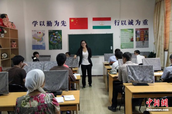 2014年，塔吉克斯坦國立民族大學的孔子學院內(nèi)，教師正在為塔吉克斯坦學生授課。田冰 攝