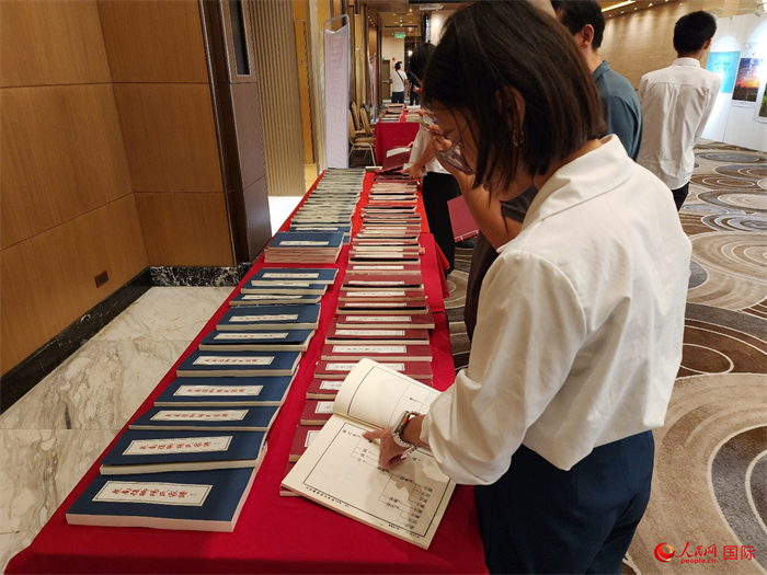 現(xiàn)場嘉賓參觀“根脈尋蹤”泉州百個家族移民菲律賓族譜展。人民網(wǎng)記者 樊帆攝