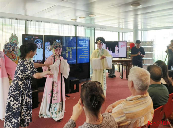 戲迷在昆曲雅集及教學(xué)工作坊活動(dòng)現(xiàn)場(chǎng)體驗(yàn)昆曲藝術(shù)。人民網(wǎng)記者 尚凱元攝