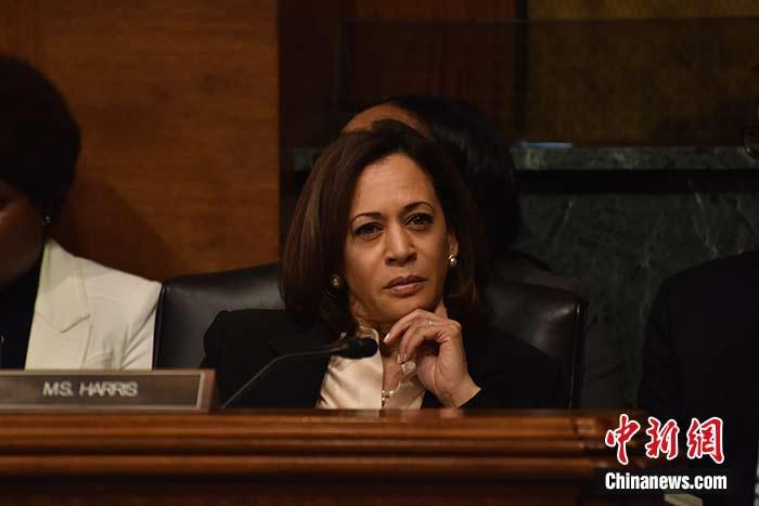 當?shù)貢r間8月11日，美國前副總統(tǒng)、已經(jīng)鎖定民主黨總統(tǒng)候選人提名的拜登選定聯(lián)邦參議員卡瑪拉·哈里斯為其競選搭檔、民主黨副總統(tǒng)候選人。哈里斯成為美國歷史上首位被提名為副總統(tǒng)候選人的非裔女性。圖為哈里斯此前出席國會聽證會(資料圖)。<a target='_blank' href='/'><p  align=