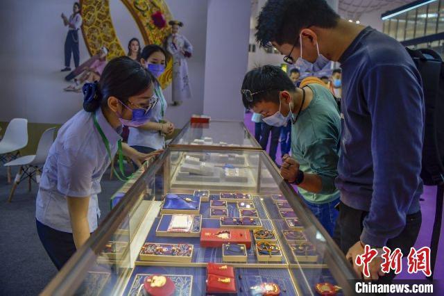 資料圖：民眾選購金飾品。駱云飛 攝