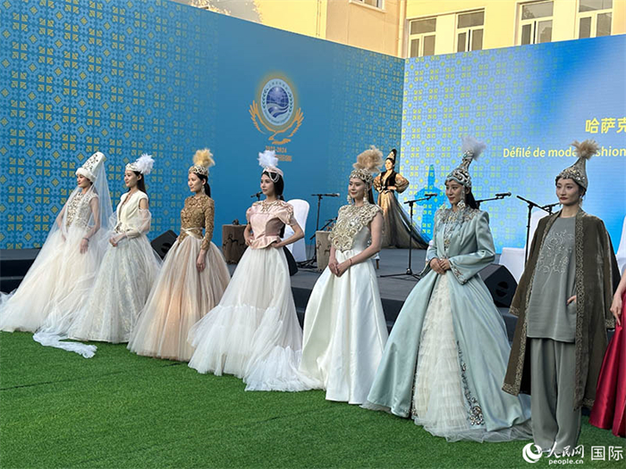 哈薩克斯坦獨(dú)立設(shè)計(jì)師品牌“Ai-zer”帶來(lái)了民族服裝時(shí)裝秀。人民網(wǎng) 阿爾達(dá)克攝