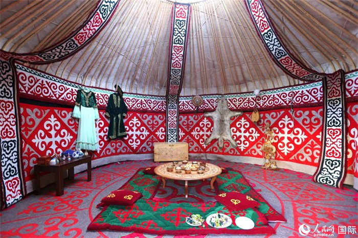 活動(dòng)現(xiàn)場(chǎng)展示了哈薩克斯坦的氈房。人民網(wǎng)記者 楊倩攝