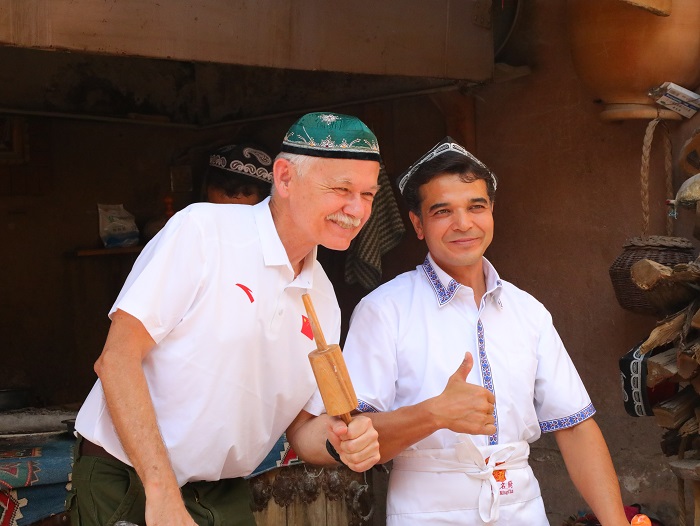 潘維廉和維吾爾族創(chuàng)業(yè)青年合影。主辦方供圖