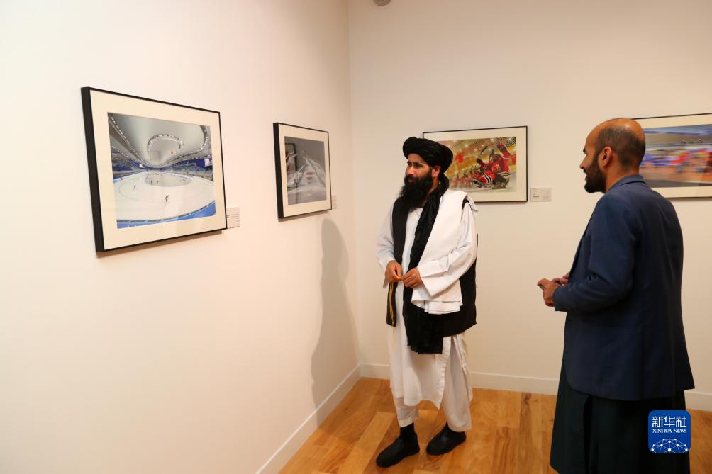 9月18日，人們在卡塔爾多哈參觀“你好，北京”攝影展。新華社記者隋先凱攝