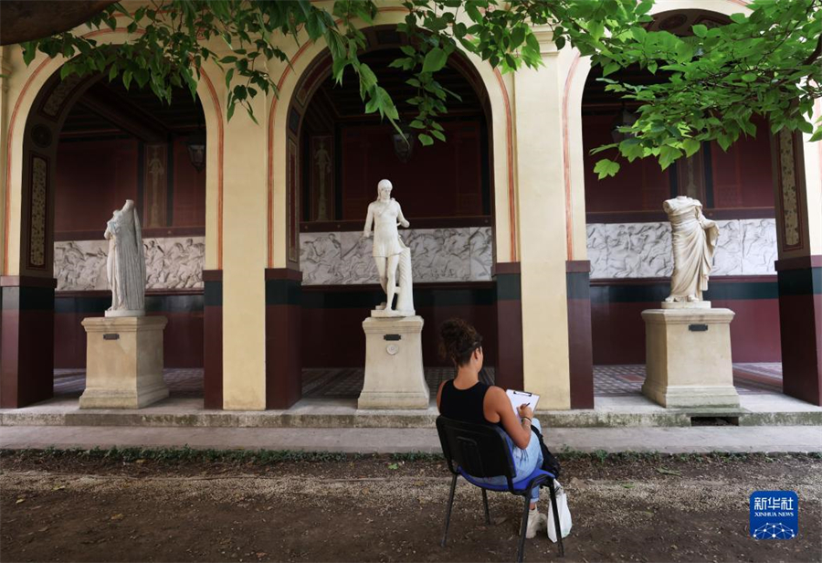 9月17日，在法國(guó)巴黎國(guó)立高等美術(shù)學(xué)院舉行的歐洲遺產(chǎn)日活動(dòng)上，參觀者參與繪畫創(chuàng)作和體驗(yàn)。新華社記者 高靜 攝