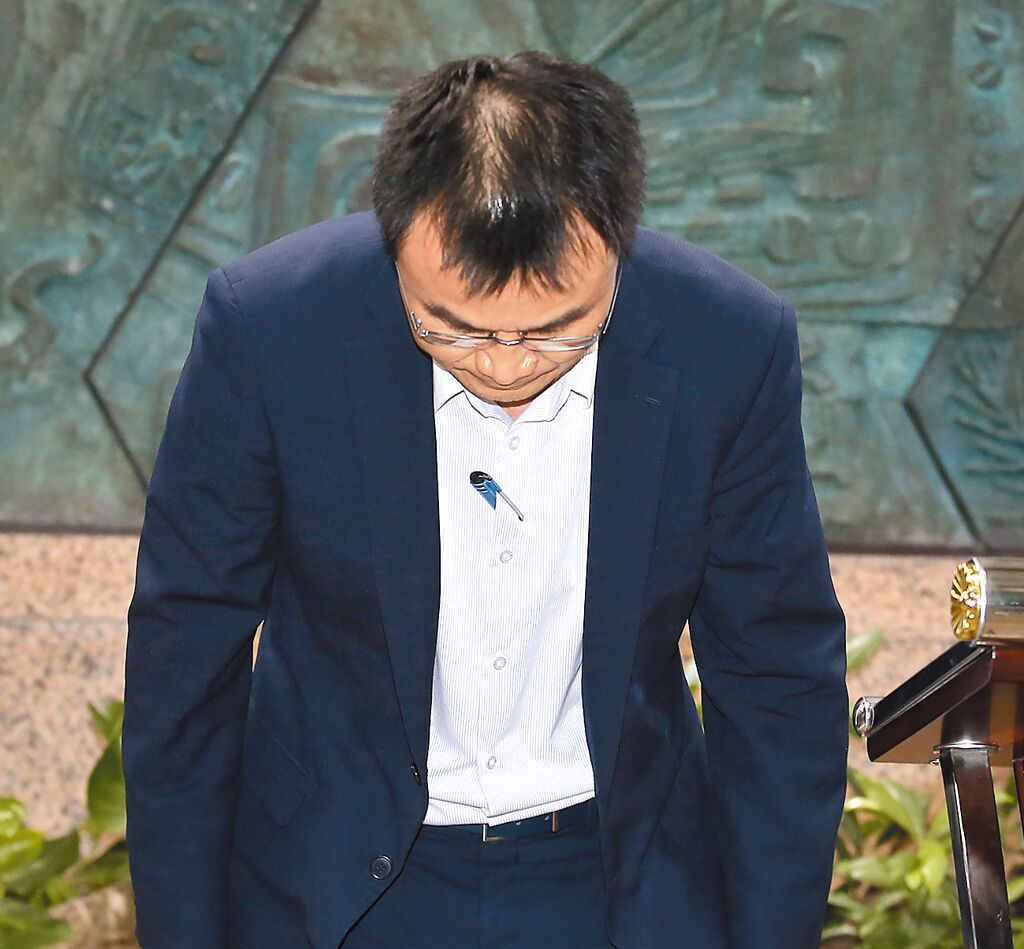 臺農(nóng)業(yè)部門負(fù)責(zé)人陳吉仲19日傍晚舉行記者會說明項(xiàng)目進(jìn)口雞蛋議題，當(dāng)日晚間8點(diǎn)在臉書上宣布辭職。 圖片來源：臺灣“中時(shí)新聞網(wǎng)”