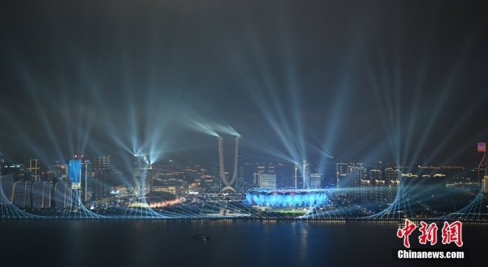 9月23日，杭州第19屆亞運(yùn)會(huì)開(kāi)幕式在浙江杭州奧體中心體育場(chǎng)舉行。圖為璀璨燈光秀點(diǎn)亮錢塘江夜空。<a target='_blank' href='/'><p  align=