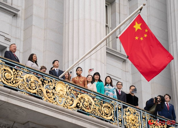 當(dāng)?shù)貢r(shí)間9月29日，中國駐舊金山總領(lǐng)事張建敏與舊金山市長倫敦·布理德一起在舊金山市政廳陽臺(tái)升起中國國旗，慶祝中華人民共和國成立74周年。人民網(wǎng)記者 鄧圩攝