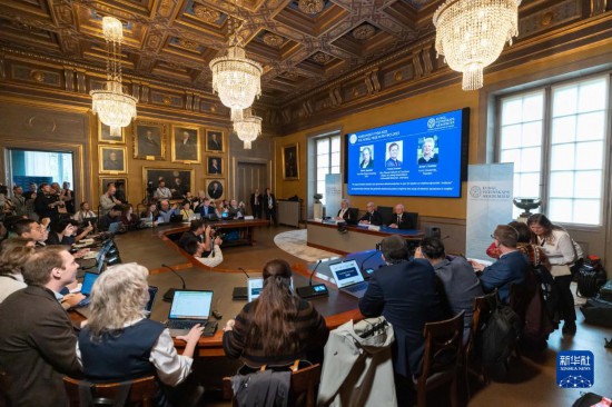 這是10月3日在瑞典斯德哥爾摩拍攝的2023年諾貝爾物理學(xué)獎(jiǎng)公布現(xiàn)場。新華社發(fā)（魏學(xué)超攝）