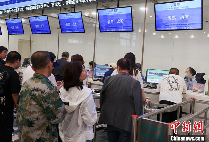 9月21日，旅客在北京站售票大廳內(nèi)購買火車票。當日，鐵路部門開始發(fā)售10月5日火車票。國鐵集團發(fā)布數(shù)據(jù)顯示，9月13日至20日已發(fā)售火車票1.5億張。鐵路部門將在9月27日至10月1日、10月4日至7日增開200列夜間高鐵，車票已陸續(xù)開始發(fā)售，盡最大努力滿足旅客出行需求。 <a target='_blank' href='/'><p  align=