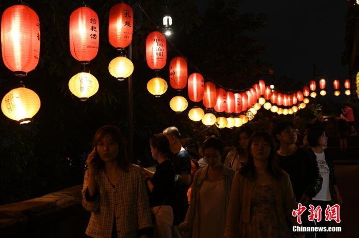 圖為游客夜游山城巷感受山城獨特魅力。<a target='_blank' href='/' ><p  align=