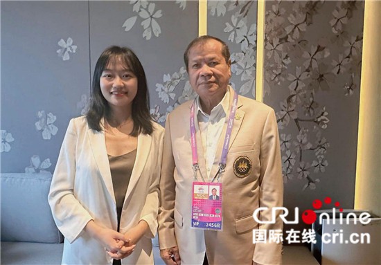 　　△柬埔寨國家奧委會(huì)主席、柬埔寨亞運(yùn)代表團(tuán)團(tuán)長唐坤（右）接受記者采訪