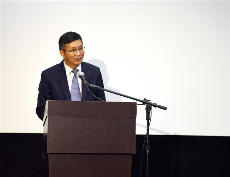 中國駐圣保羅總領(lǐng)事余鵬在開幕活動中致辭。 圣保羅州立大學(xué)孔子學(xué)院供圖