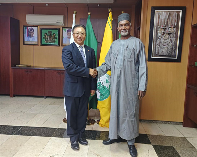 駐尼日利亞大使崔建春（左）會見尼外長圖加爾。駐尼使館供圖