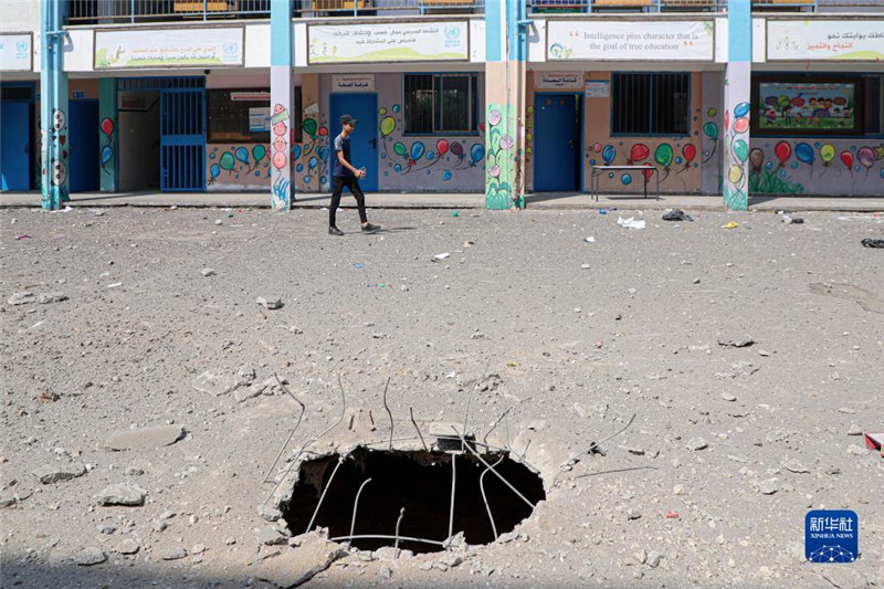 這是10月8日在加沙城一所學(xué)校拍攝的以色列空襲對(duì)地面造成的破壞。新華社發(fā)（里澤克·阿卜杜勒賈瓦德攝）