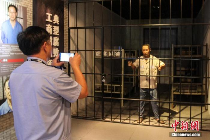 資料圖：2015年10月，海南省公安廳組織黨員干部前往反腐倡廉警示教育基地參觀受教。洪堅(jiān)鵬 攝