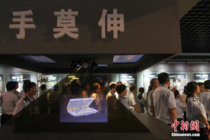 資料圖：2015年10月，海南省公安廳組織黨員干部前往反腐倡廉警示教育基地參觀受教。洪堅(jiān)鵬 攝