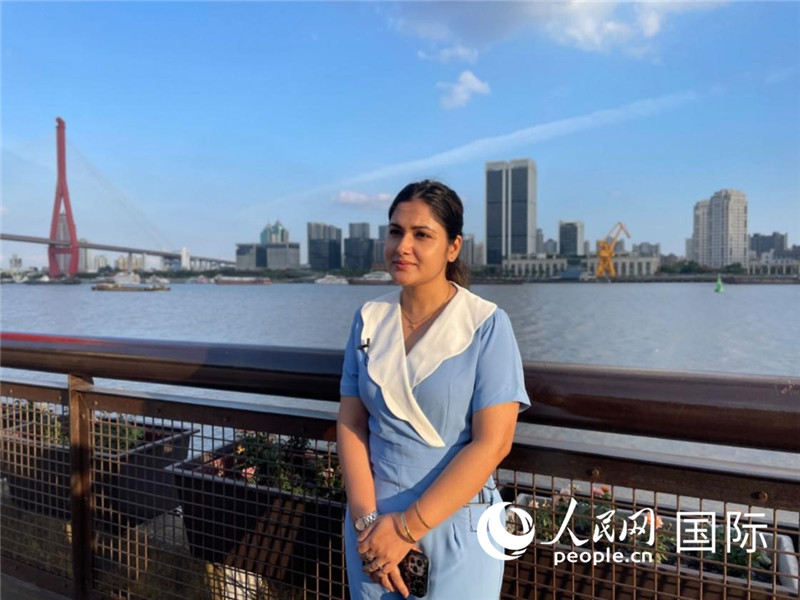孟加拉國Channel24電視頻道主持人伊斯拉特·阿敏在上海市楊浦濱江接受采訪。 人民網(wǎng)記者 張榮攝