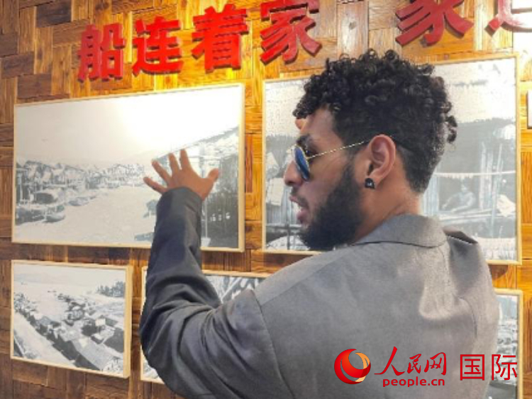 巴布亞新幾內(nèi)亞乒乓球國家隊(duì)隊(duì)員羅伊在福建省寧德市下歧村參觀。人民網(wǎng)記者 張榮攝