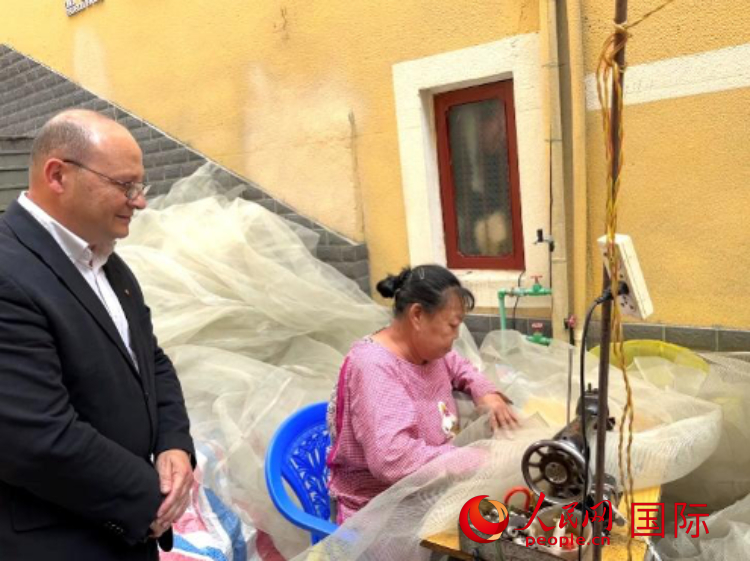 馬耳他瑪格麗特中學(xué)“中國角”教師馬丁·阿佐帕迪在福建省寧德市下歧村參觀。人民網(wǎng)記者 周雨攝