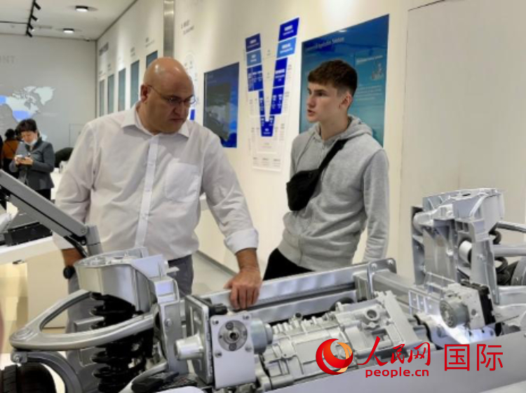 馬耳他瑪格麗特中學(xué)“中國角”的學(xué)生父親誒特伯特·斯肯布里參觀福建省寧德市寧德時(shí)代新能源科技股份有限公司。 人民網(wǎng)記者 周雨攝